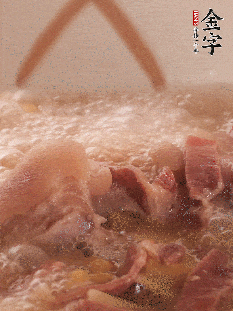 大火將水煮開后，蓋上鍋蓋，轉(zhuǎn)小火慢燉1個(gè)半小時(shí)。