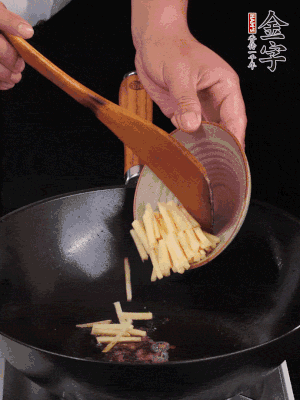 留少許余油，下姜絲、毛豆、火腿翻炒。