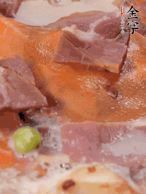 放適量料酒、清水煮到沸騰，再下蟹塊燜煮8分鐘。