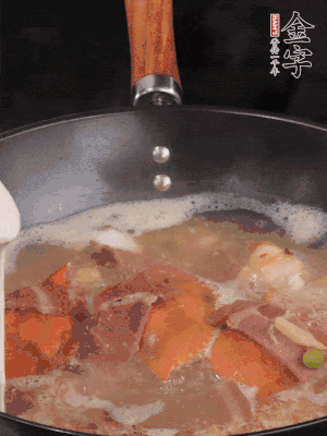 最后用面糊勾芡，燒至收汁，出鍋前撒點(diǎn)蔥段。