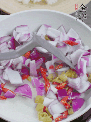 冷鍋熱油，下洋蔥、小米辣、泡椒，炒出香味。