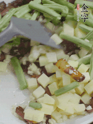 下蒜末、豆角、土豆塊翻炒。