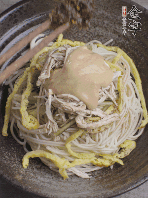 生抽1勺、醋1勺、芝麻醬1勺、金字火腿大師醬1勺。