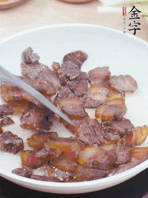 熱鍋少油，醬油肉煸出油脂，盛出。