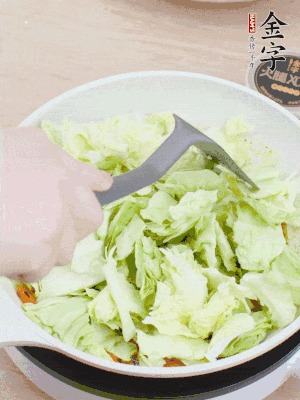 下卷心菜翻炒。
