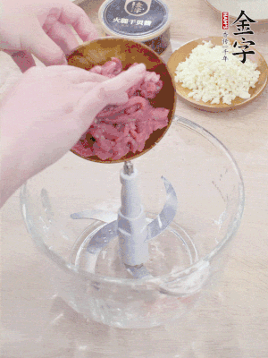 牛肉攪成牛肉泥。