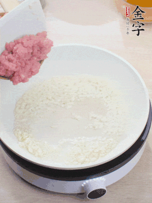 鍋內(nèi)熱油，蒜泥、牛肉泥炒至酥香。