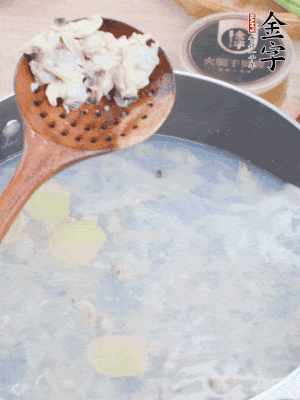 沸水下花蛤肉、姜片、料酒焯水。