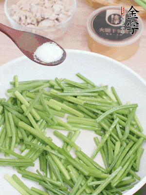 起鍋熱油，下韭菜苔炒至變色。加少許鹽。