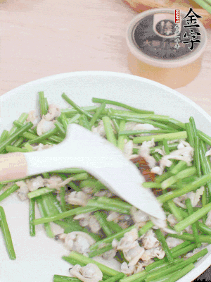 再下花蛤肉、1勺金字火腿干貝醬翻炒攪勻。