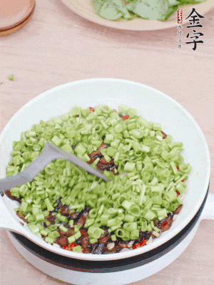 下菜梗翻炒，混合醬油肉。