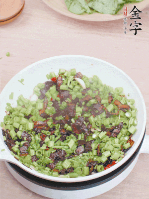 1勺生抽、1勺蠔油、1點(diǎn)點(diǎn)白糖調(diào)味。