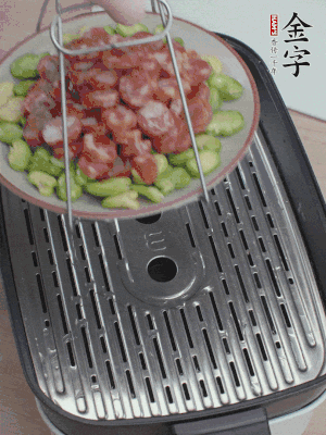 蠶豆鋪底，香腸鋪上，上鍋蒸15分鐘。