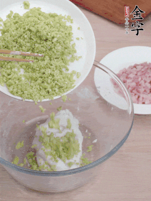 糯米粉邊揉邊加水，成團(tuán)后揉進(jìn)蠶豆、咸肉。