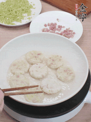 鍋中涼油，慢煎至兩面有脆殼。（油可以多一點(diǎn)）