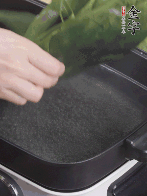 粽葉入沸水煮1分鐘，翻面再煮1分鐘，清洗干凈加水浸泡。