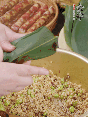 粽葉往下折，完全蓋住，兩側(cè)捏緊。