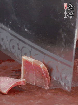 取金字火腿塊150g，切成薄片。生姜切片。