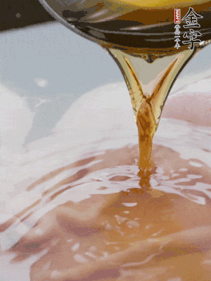 洗凈后冷水下鍋，加黃酒焯水。