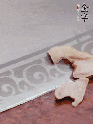 橫向一分為二，均勻切絲。