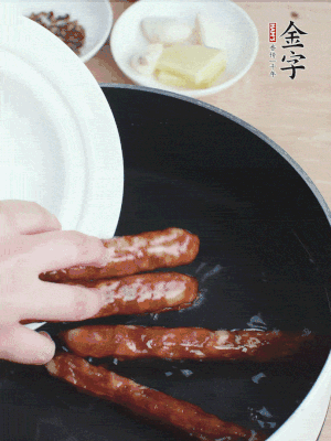 金字香腸水煮15分鐘，撈出切薄片。