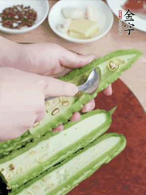 苦瓜去籽切薄片，一點(diǎn)鹽拌勻，10分鐘后沖洗控干。香蔥切蔥花、姜切末、蒜拍碎、干辣椒切圈。