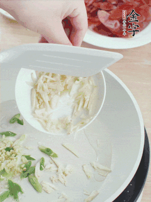 油4成熱，下蔥姜蒜、干辣椒、花椒煸出香味。