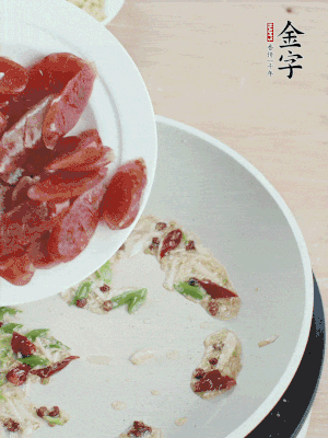 放香腸、苦瓜快速翻炒。