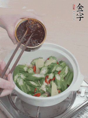 加1勺金字火腿干貝醬、1/2勺生抽攪拌均勻。