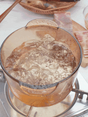 春筍切片焯水3分鐘，去除草酸澀味。