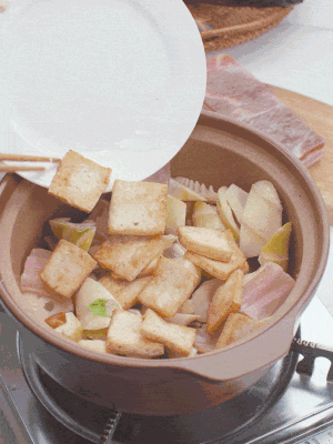 依次下春筍、豆腐，開水沒過食材。