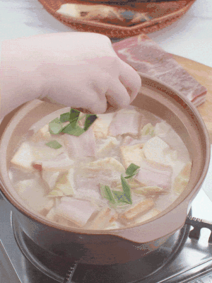 一小撮鹽、糖、雞精調(diào)味，最后撒點蒜葉點綴。