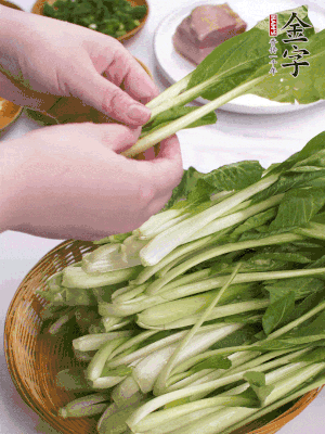小青菜掰成一片片。