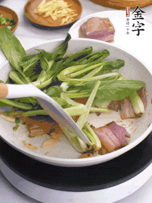 下小青菜翻炒，菜梆子變軟時(shí)，撒一點(diǎn)鹽、雞精調(diào)味。