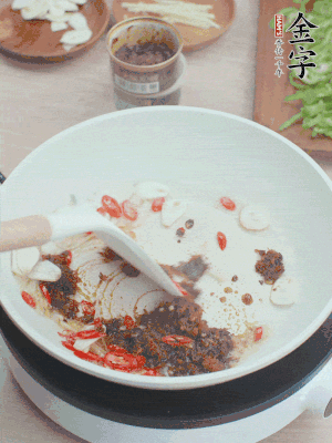 熱鍋涼油，姜蒜、辣椒、金字火腿xo醬炒香。