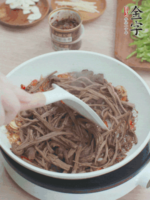 下茶樹菇煸炒4分鐘。