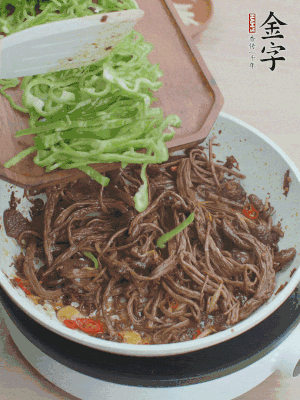 水分煸干，下青椒絲快炒1分鐘。