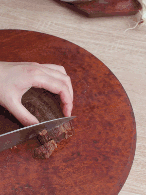 金字臘肉水煮15分鐘，切片。