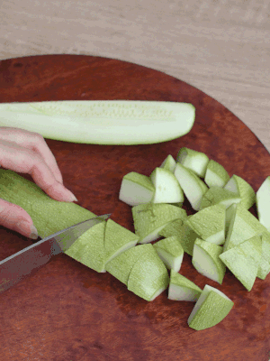 西葫蘆去籽縱向切成4份，斜切成厚片。