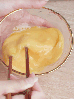 雞蛋調(diào)入少許黃酒打散。