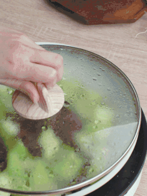 西葫蘆略出水時，加一小撮鹽調(diào)味。