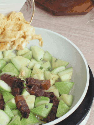 雞蛋一起翻炒。