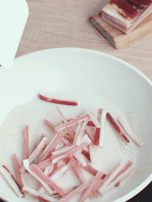 熱鍋涼油，下咸肉絲煸至出油。