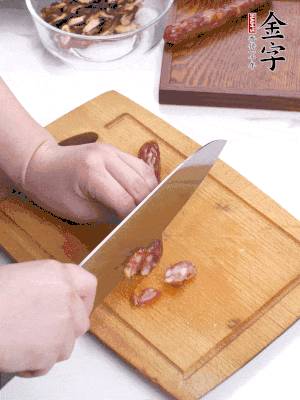 干香菇泡發(fā)切片，金字香腸切片，春筍切大粒。