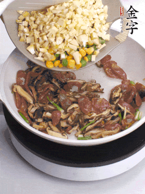 鍋里熱油，爆香蔥白，下香腸片炒至微微出油，加時(shí)蔬粒、香菇粒、春筍粒翻炒均勻。