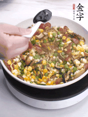 加2勺生抽、1勺蠔油、半勺老抽調(diào)味。