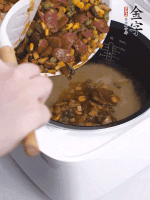 鋪在洗好的大米上，加清水，與食材持平。