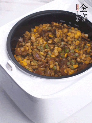 電飯煲按煮飯鍵，出鍋撒蔥花。