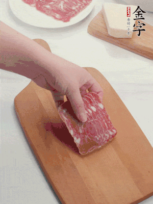 金字培根火腿改刀切小片；白洋蔥切??；新鮮豌豆剝殼。