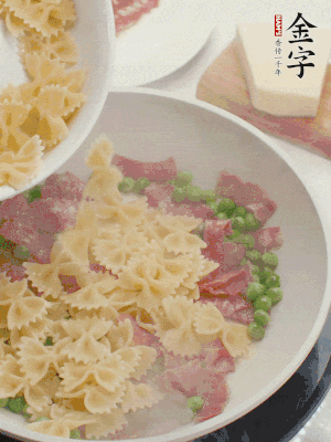 1小勺鹽調(diào)味，混合一起燉煮一下。